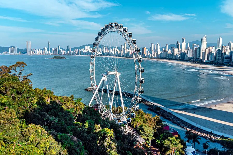 Roda gigante e orla de Balneário Camboriú