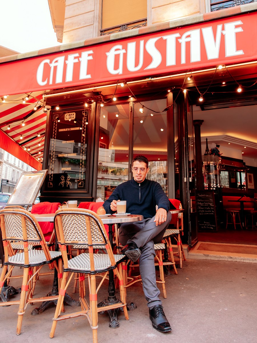 Mateus Carvalho, fundador da Go Happy Turismo, num café em Paris