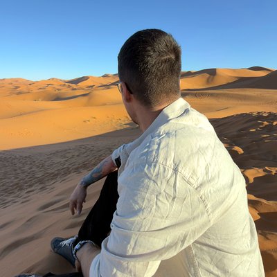 Mateus no deserto do Saara, em Marrocos