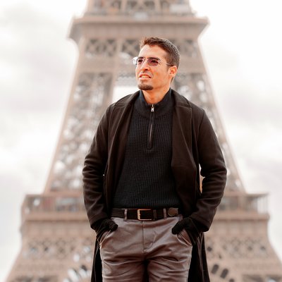 Mateus em Paris, na Torre Eiffel